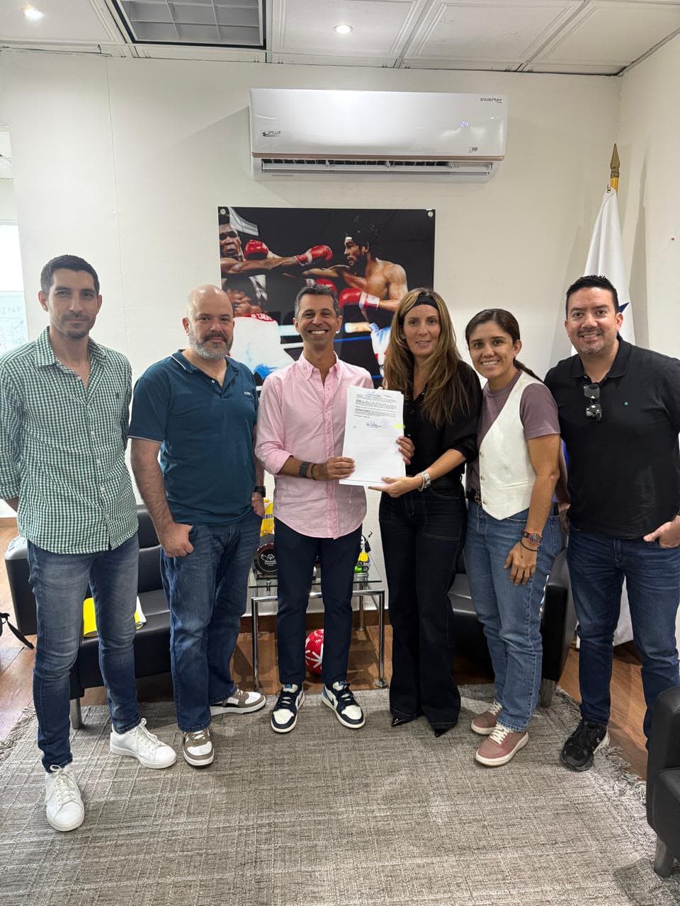 Junta Directiva de la Asociación Panameña de Pádel junto a representantes de Pandeportes
