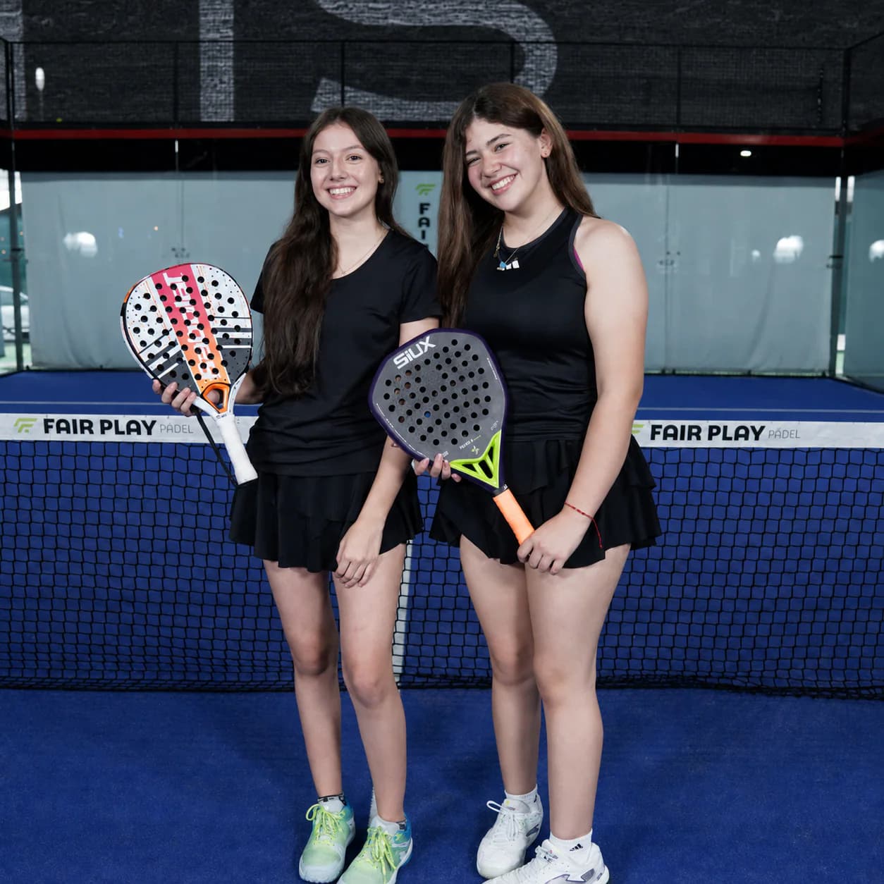 Dupla juvenil femenina de Panamá con sus palas de pádel