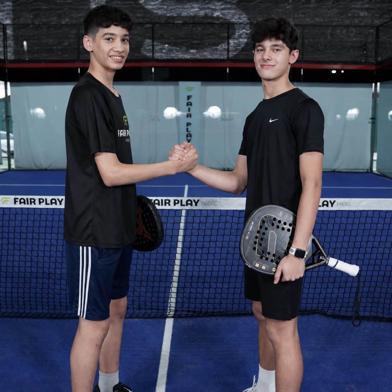 Dupla juvenil masculina de Panamá en la pista de pádel