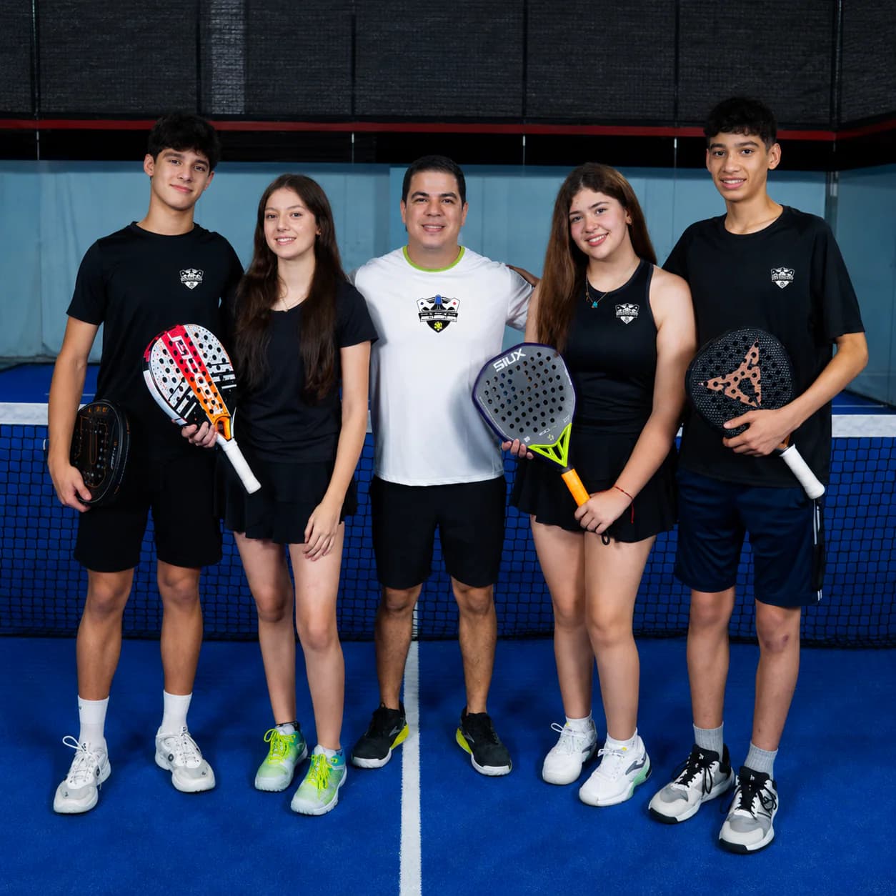 Delegación juvenil panameña de pádel junto a su entrenador