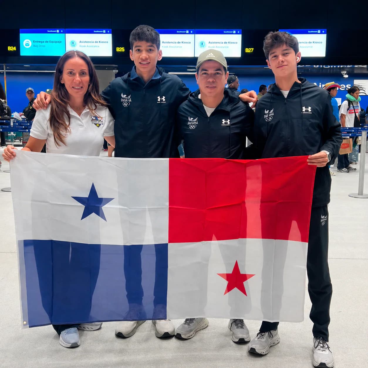 Delegación juvenil panameña viajando a Veracruz con la bandera de Panamá