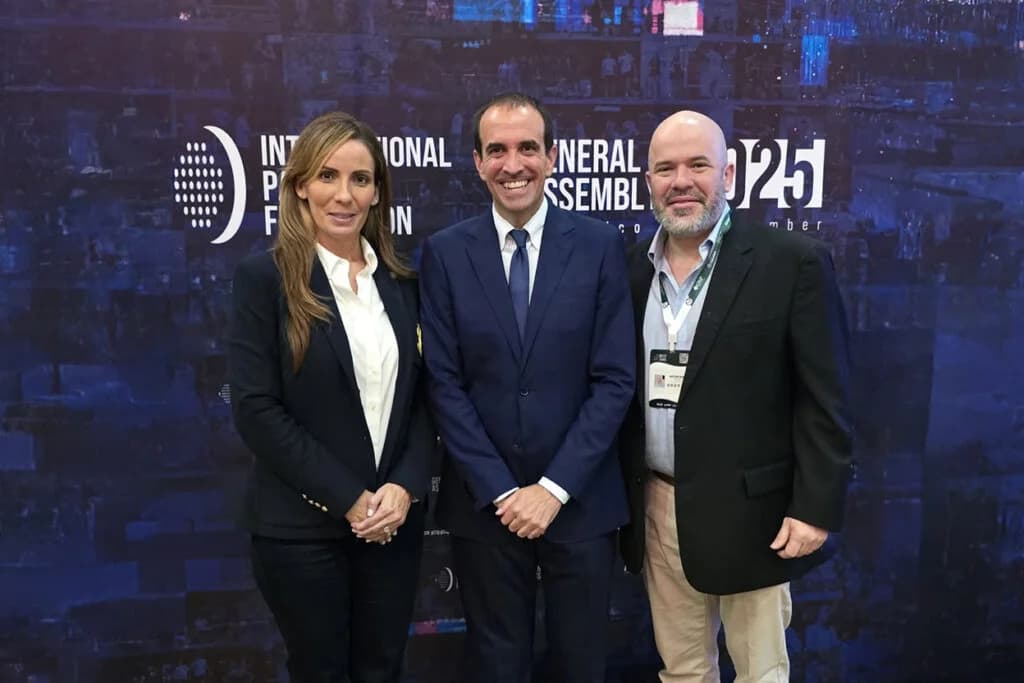 Representantes de la Asociación Panameña de Pádel junto al presidente de la FIP
